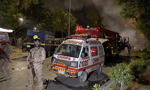 கராச்சி விமான நிலையத்தை அதிர வைத்த பயங்கர வெடிச்சத்தம்