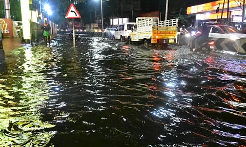 கோவையில் 2-வது நாளாக கனமழை: சாலைகளில் மழைநீருடன் பெருக்கெடுத்து ஓடிய கழிவு நீர்