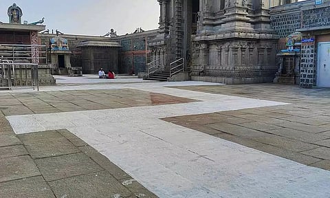 சென்னிமலை முருகன் கோவிலில் வெயில் தாக்கத்தை குறைக்க அடர் வெள்ளை 'வர்ணம்'