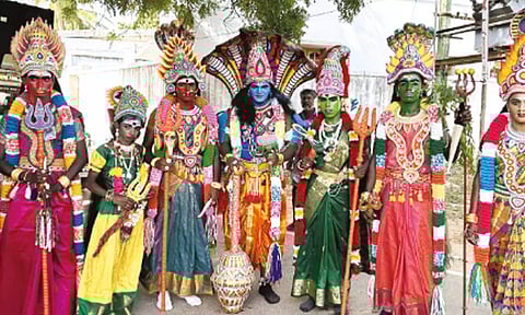 உடன்குடி அருகே நயினார்பத்து கிராமத்தில் பல்வேறு சுவாமி வேடமணிந்த தசரா பக்தர்களை படத்தில் காணலாம்.