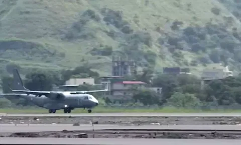 சோதனை வெற்றி: நவி மும்பை விமான நிலையத்தில் தரையிறங்கிய இந்திய வான்படை விமானம்..