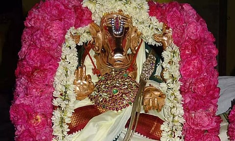 விஜயதசமியை முன்னிட்டு திருவந்திபுரம் ஹயக்ரீவர் கோவிலில் ஏடு படிக்கும் நிகழ்ச்சி