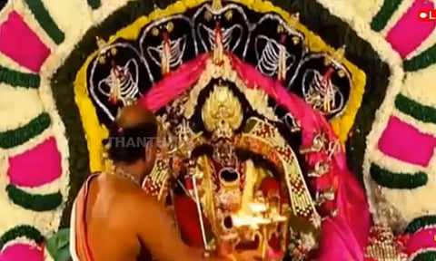 குலசையில் கோலாகலமாக நடந்த சூரசம்ஹாரம்: விண்ணதிர்ந்த பக்தர்களின் 'ஓம் காளி, ஜெய் காளி' கோஷம்