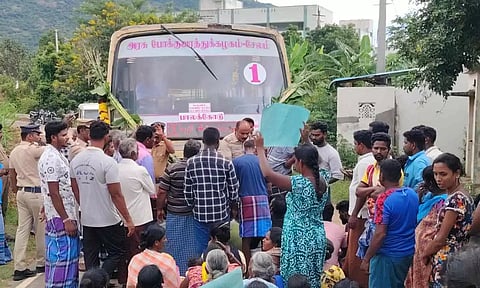 மயானம் அமைத்து தரக்கோரி இலங்கை அகதிகள் சாலை மறியல்