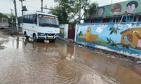 பேட்டை சர்தார்புரத்தில் சாலையில் குளம்போல் தேங்கிய மழைநீர்.