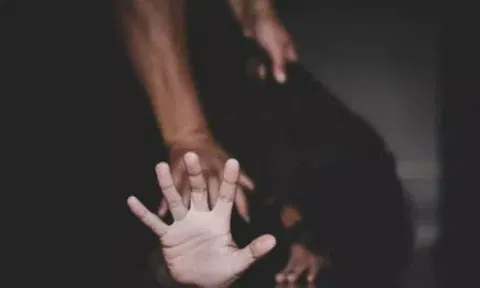 கை கால்கள் கட்டப்பட்ட நிலையில் 'சாலை'யில் கிடந்த சிறுமி.. கூட்டுப்  பலாத்கார கோரம்