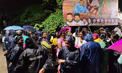 பணி நிரந்தரம் செய்ய வலியுறுத்தி முதலமைச்சர் ரங்கசாமி வீடு முன்பு திரண்ட ஆசிரியர்கள்