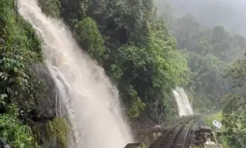 மேட்டுப்பாளையம்-குன்னூர் இடையே மலை ரெயில் பாதையில் உருவான நீர்வீழ்ச்சிகள்