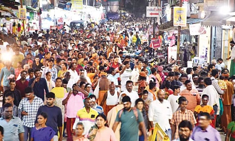 திருவண்ணாமலையில் கிரிவலம் சென்ற பக்தர்களை காணலாம்.