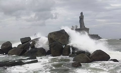 கடல் சீற்றம் காரணமாக ராட்சத அலைகள் எழும்பி வீசுவதை காணலாம்