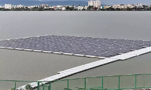 தமிழகத்திலேயே முதல் முறையாக கோவையில் குளத்தில் சோலார் பேனல்களை மிதக்கவிட்டு மின் உற்பத்தி