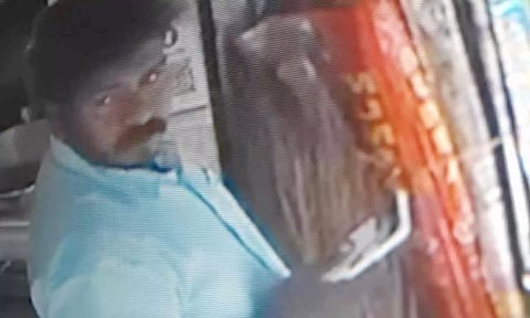 கேமராவில் பதிவான வாலிபரின் உருவம்