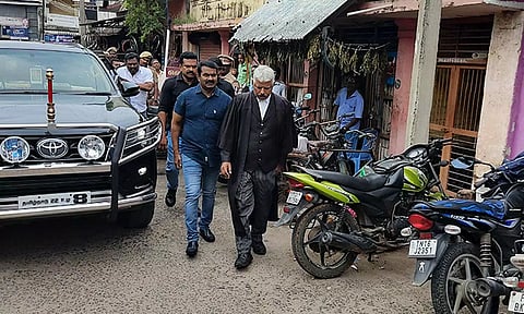 கோர்ட்டில் ஆஜர் ஆக நாம் தமிழர் கட்சி தலைமை ஒருங்கிணைப்பாளர் வந்த காட்சி.