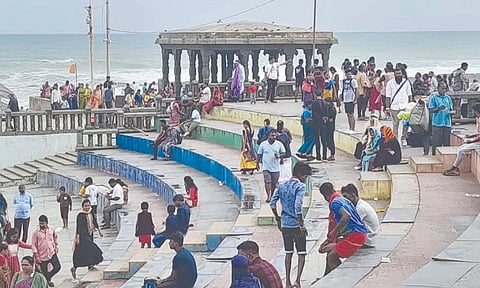 சுற்றுலா பயணிகள் திரண்டதால் களைகட்டிய கன்னியாகுமரி படகு போக்குவரத்து