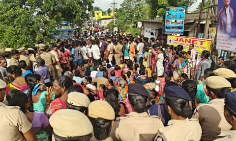 திருவேற்காடு கோலடி ஏரியில் ஆக்கிரமிப்பு கட்டிடங்கள் அகற்றம்: பெண்கள் மறியல்