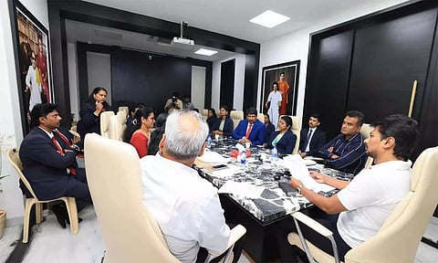 ஆஸ்திரேலியாவில் தொழிற்சார் பயிற்சி பெற்று திரும்பிய பேராசிரியர்களுடன் கலந்துரையாடிய துணை முதலமைச்சர் உதயநிதி