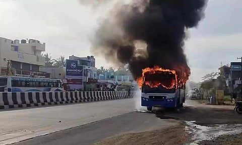 பொள்ளாச்சியில் இருந்து கோவை வந்த அரசு பஸ் தீப்பிடித்து எரிந்தது