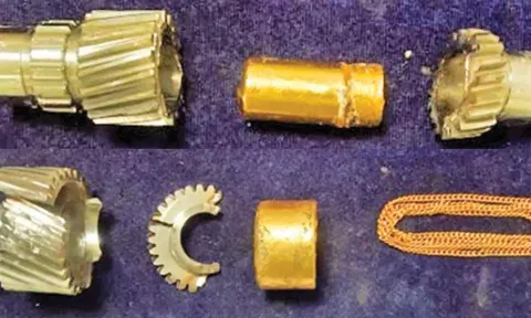 வெளிநாட்டில் இருந்து திரும்பிய 2 பயணிகளிடம் ரூ.24 லட்சம் மதிப்பிலான கடத்தல் தங்கம் பறிமுதல்