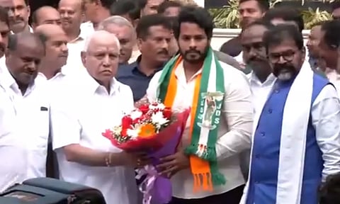 கர்நாடகா இடைத்தேர்தல்: NDA வேட்பாளராக ஹெச்.டி. குமாரசாமியின் மகன் போட்டி