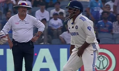 அந்த இடத்தில் அடிவாங்கிய சர்பராஸ் கான்.. 'அவர் தான் அப்பா ஆகிட்டாரே'-ரவி சாஸ்திரி கமென்ட் வைரல்