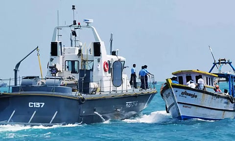 தமிழக மீனவர்கள் 12 பேரை சிறைபிடித்த இலங்கை கடற்படை