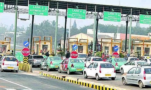 3 சுங்கச்சாவடிகளில் வாகனங்கள் இலவசமாக செல்ல அனுமதி- போலீசார் நடவடிக்கை