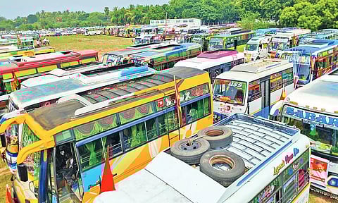 திண்டிவனத்தில் இருந்து விக்கிரவாண்டி சாலை வரையில் ஓட்டல்களில் நிரம்பி வழிந்த கூட்டம்