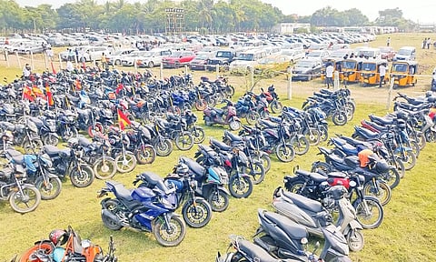 மாநாட்டு திடல் பகுதியில் நிரம்பி வழிந்த கார்-வேன்கள்: பஞ்சர் ஒட்ட தயார் நிலையில் மெக்கானிக்குகள்