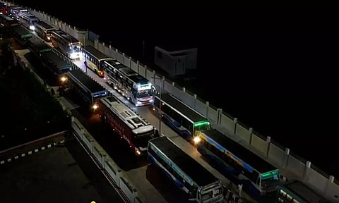 வண்டலூரில் 2 மணி நேரம் போக்குவரத்து நெரிசல்- கிளாம்பாக்கம் பஸ் நிலையத்திற்குள் பஸ் போக முடியாமல் நின்றது