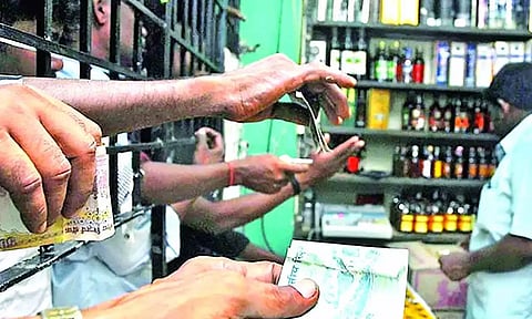 தீபாவளி: டாஸ்மாக் கடை திறப்பதற்கு முன்பே மது விற்பனை படுஜோர்