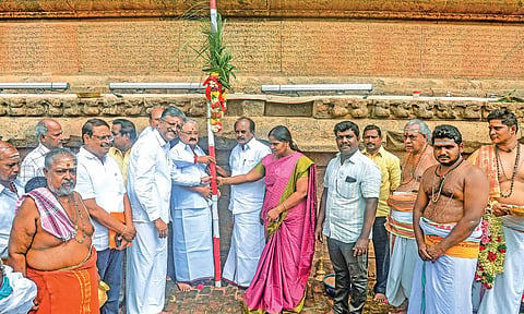 தஞ்சை பெரிய கோவிலில் மாமன்னன் ராஜராஜசோழன் 1039-வது சதயவிழா பந்தல்கால் நடும் முகூர்த்த நிகழ்ச்சி நடைபெற்றபோது எடுத்த படம்.