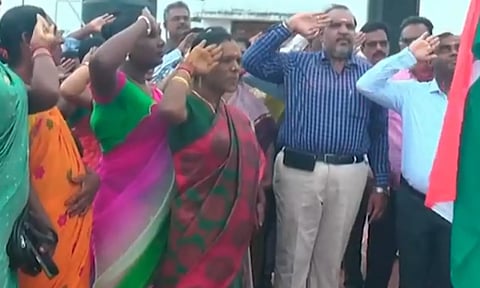 விடுதலை நாள் விழா: அரசு அலுவலகத்தில் திருநங்கையை தேசியக் கொடி ஏற்ற வைத்து சிறப்பித்த கலெக்டர்