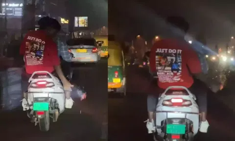 மதுபோதையில் பட்டாசை கொளுத்தி சாலையில் வீசியபடி பைக்கில் சென்ற இளைஞர்கள் - வீடியோ