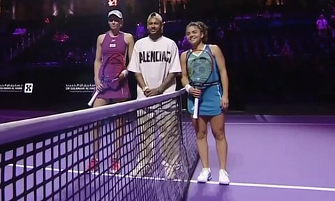 முன்னணி வீராங்கனைகள் பங்கேற்ற டென்னிஸ் போட்டி: டாஸ் போட்ட பிரபல கால்பந்து வீரர்