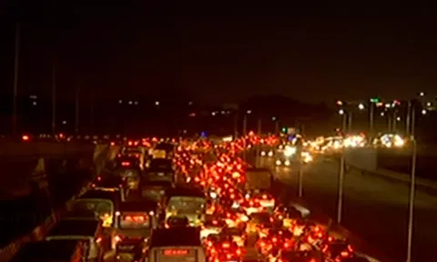 அணிவகுத்து நிற்கும் வாகனங்கள்.. நெரிசலில் சிக்கித் தவிக்கும் மக்கள்- சென்னை ரிட்டர்ன் பாவங்கள்