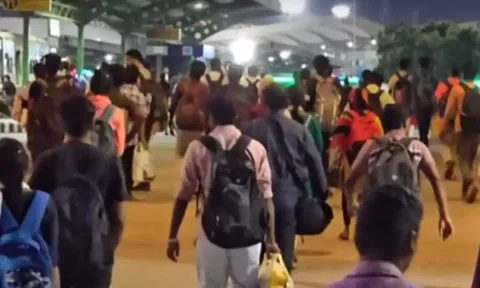 சென்னைக்கு திரும்பிய பொதுமக்கள்- ஸ்தம்பித்த கிளாம்பாக்கம் பேருந்து நிலையம்