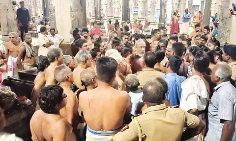 சிதம்பரம் கோவிலில் தில்லை கோவிந்தராஜ பெருமாள் சன்னதியில் கொடிமரத்தை மாற்ற தீட்சிதர்கள் எதிர்ப்பு தெரிவித்ததால் பரபரப்பு