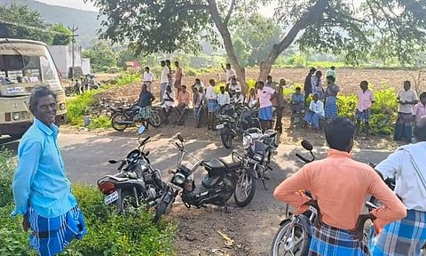 பென்னாகரம் அருகே செல்போன் சிக்னல் கிடைக்காததால் மக்கள் முற்றுகை போராட்டம்