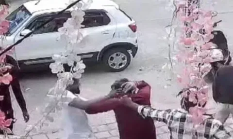 மனைவி  முன் 'அங்கிள்' என அழைத்த புடவை கடைக்காரர்..  அப்சட் ஆன கணவன் - அடிதடி வீடியோ