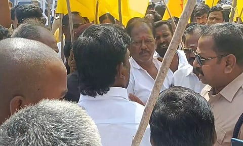 பா.ம.க.வினர் போலீசாருடன் வாக்கு வாதம்: தாலுகா அலுவலகத்தை முற்றுகையிட முயற்சி