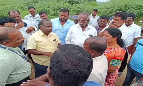 அதிகாரிகளுடன் பொதுமக்கள் வாக்குவாதம்