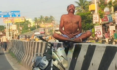 என்ன சரக்கா இருக்கும்.. மதுபோதையில் சாலை டிவைடரின் மேல் அமர்ந்து யோகா செய்த நபர்