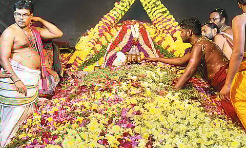 திருத்தணி முருகனுக்கு புஷ்பாஞ்சலி