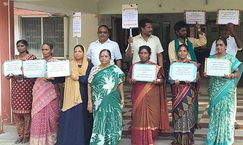 கொடுமுடி பேரூராட்சி அலுவலகத்தில் கவுன்சிலர்கள் திடீர் போராட்டம்