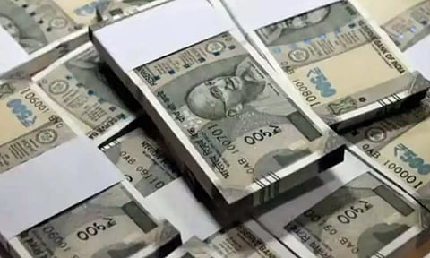 வீடியோ காலில் நிர்வாண போஸ் காண்பித்து வியாபாரியிடம் ரூ.2.5 கோடி பறித்த இளம்பெண்