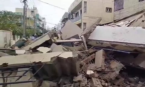 கர்நாடகாவில் திடீரென இடிந்து விழுந்த 3 மாடி கட்டடம் - வீடியோ வைரல்