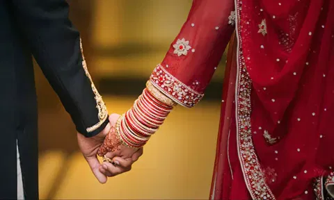 லீவு கிடைக்கல, வீடியோ காலில் கடல் தாண்டி திருமணம் செய்து கொண்ட ஜோடி