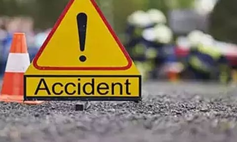 மோட்டார் சைக்கிள் மீது லாரி மோதி காதல் தம்பதி பலி