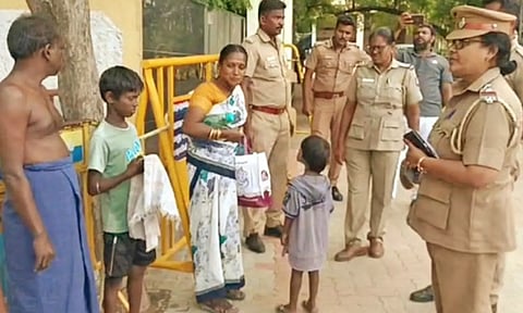 நெல்லை கலெக்டர் அலுவலகத்தில் பெட்ரோல் ஊற்றி மாற்றுத்திறனாளி தீக்குளிக்க முயற்சி