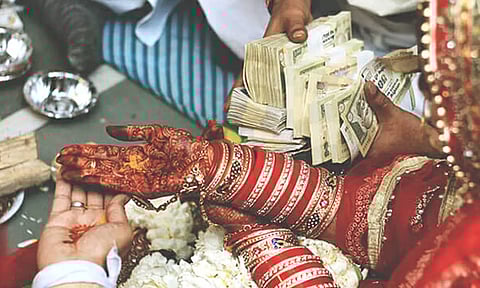 வலுக்கட்டாயமா வரதட்சணை கொடுக்குறாங்க மேடம்..  பெண் வீட்டார் மீது வழக்கு தொடர்ந்த மாப்பிள்ளை